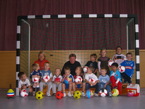 Die Bambini-Mannschaft der Saison 2009 / 2010 mit den Trainern Gabriela Ihl und Hugo Faul